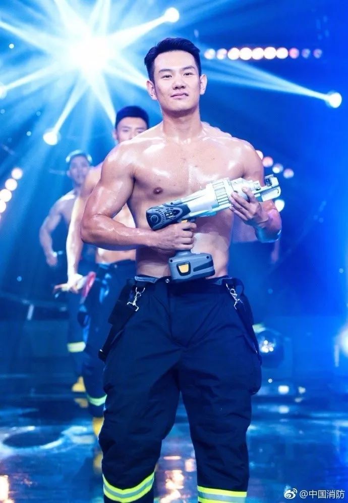 浴火重生的逆行者，肌肉越大責任越大，這才是真漢子——中國消防員(圖2)