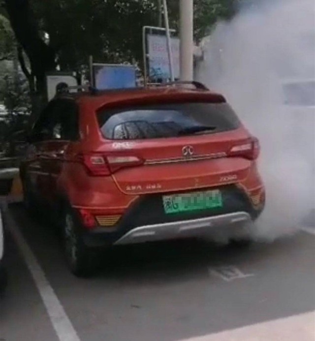 北汽新能源汽車冒煙遇水又爆炸 電動車起火該怎么做？